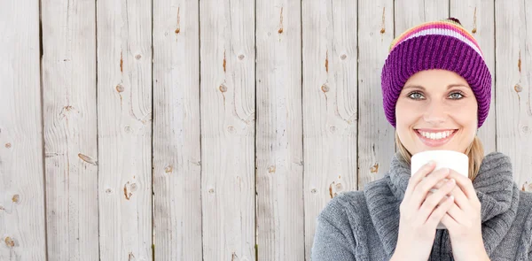 Vrouw in een grijze trui — Stockfoto