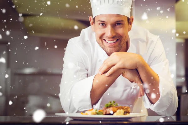 Sneeuw tegen lachende mannelijke chef-kok — Stockfoto