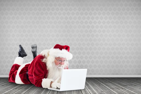 圣诞老人撒谎他的笔记本电脑 — 图库照片