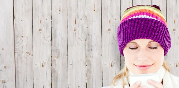 Donna deliziata con un cappello colorato e una tazza — Foto Stock