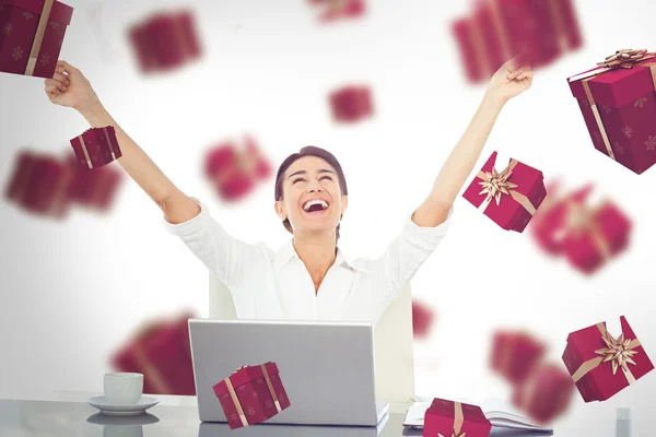 Empresária celebrando um grande sucesso — Fotografia de Stock