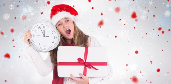 Blonde festive montrant une horloge et un cadeau — Photo