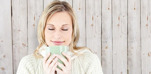 Gelukkige vrouw genieten van een warme koffie staande — Stockfoto