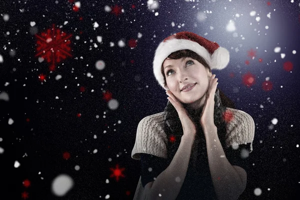 Donna sorridente con il cappello di Babbo Natale — Foto Stock