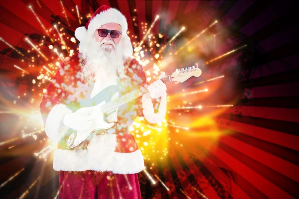 Санта Клаус играет на гитаре в солнечных очках — стоковое фото