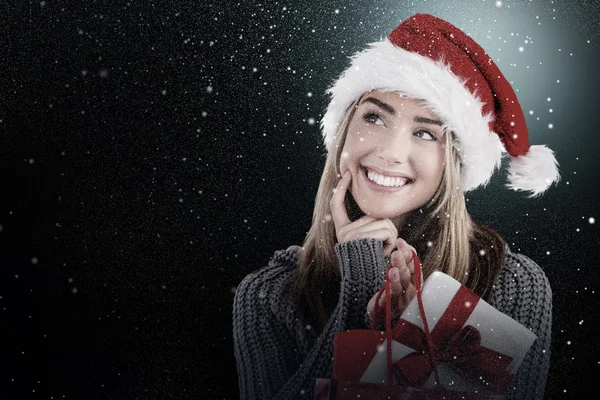 Bionda festiva che tiene regalo e borsa di Natale — Foto Stock