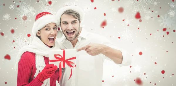 Jeune couple festif tenant cadeau — Photo