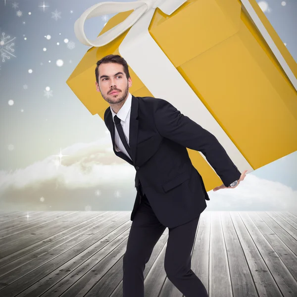 Uomo elegante con regalo gigante — Foto Stock