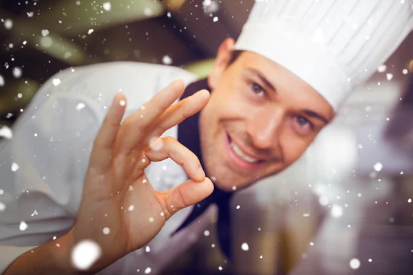 Snö mot närbild av en leende man — Stockfoto