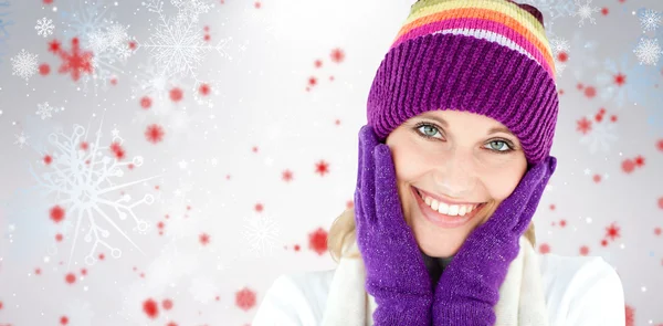 Rayonnante jeune femme avec casquette et gants — Photo