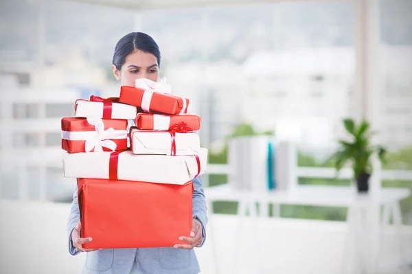 Sparken affärskvinna håller låda med tillhörigheter — Stockfoto