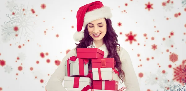 Feestelijke brunette houden stapel geschenken — Stockfoto