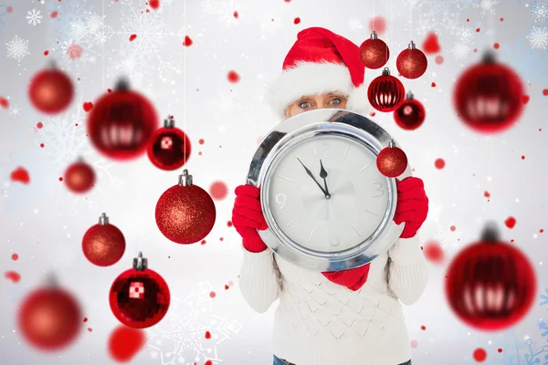 Donna festiva che tiene orologio — Foto Stock