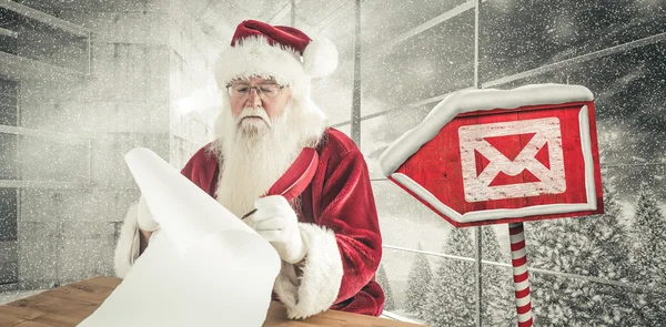 Weihnachtsmann schreibt etwas mit einer Feder — Stockfoto
