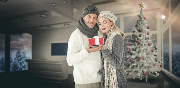 Casal de inverno feliz com presente — Fotografia de Stock