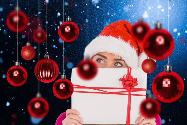 Feestelijke blonde houden de gift van Kerstmis — Stockfoto