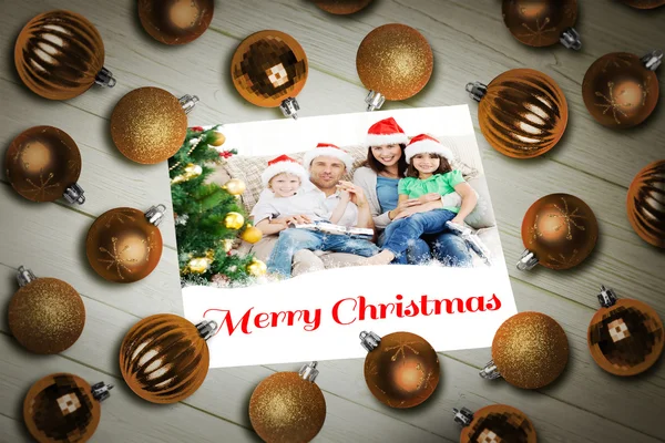 Famiglia felice sulla carta di Natale — Foto Stock