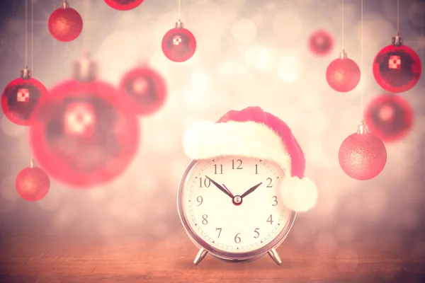 Рождественские часы против дизайна светлого пятна — стоковое фото