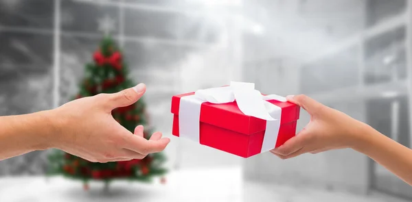 Menschen übergeben verpacktes Geschenk — Stockfoto