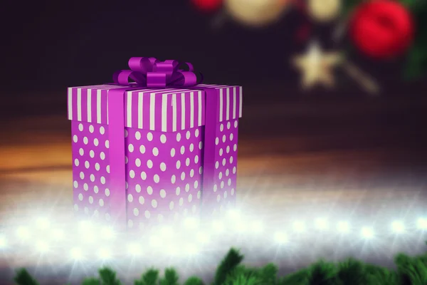 Un cadeau de Noël violet avec ruban — Photo