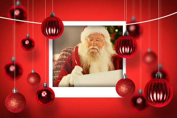 Santa Claus pisanie lista z pióro — Zdjęcie stockowe