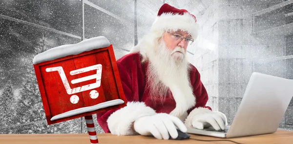 Santa surft op het internet — Stockfoto