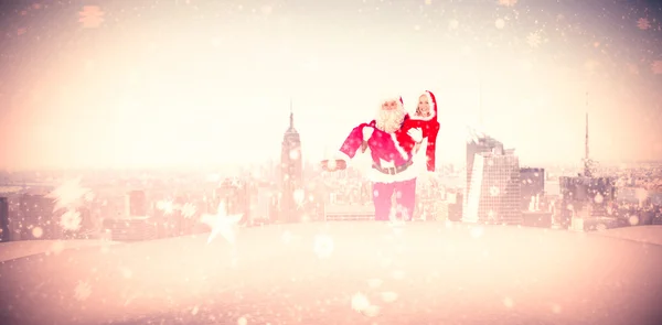 Noel Baba ve Bayan Claus kameraya gülümseyen — Stok fotoğraf