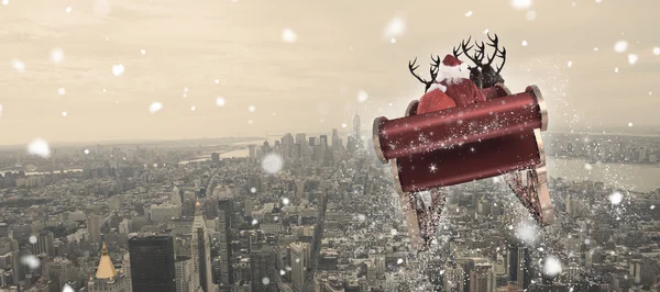 Santa flyger hans släde — Stockfoto