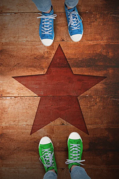 Синяя и зеленая обувь — стоковое фото