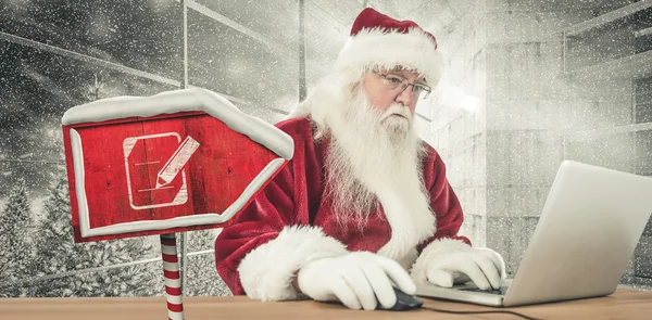 Santa surft op het internet — Stockfoto