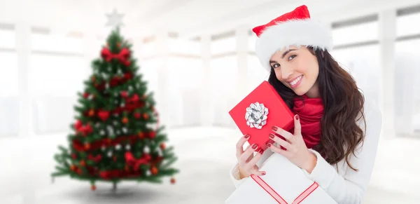 Woman holding christmas gifts — Stockfoto