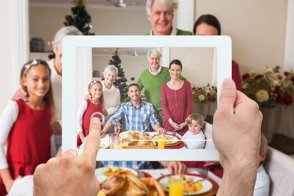 Lycklig familj på julbordet — Stockfoto