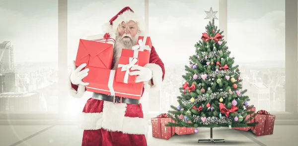 Verbundbild des Weihnachtsmannes trägt ein paar Geschenke — Stockfoto