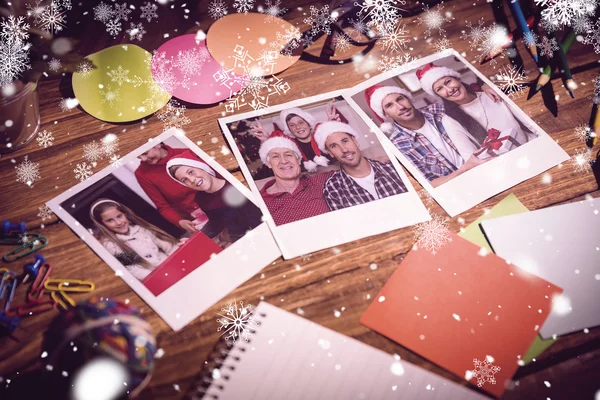 Imagem composta de bugigangas de Natal na mesa — Fotografia de Stock