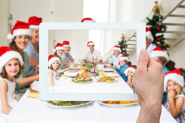 Ευτυχισμένη οικογένεια σε χριστουγεννιάτικο δείπνο — Φωτογραφία Αρχείου