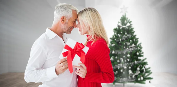 Imagem composta de casal amoroso com presente — Fotografia de Stock