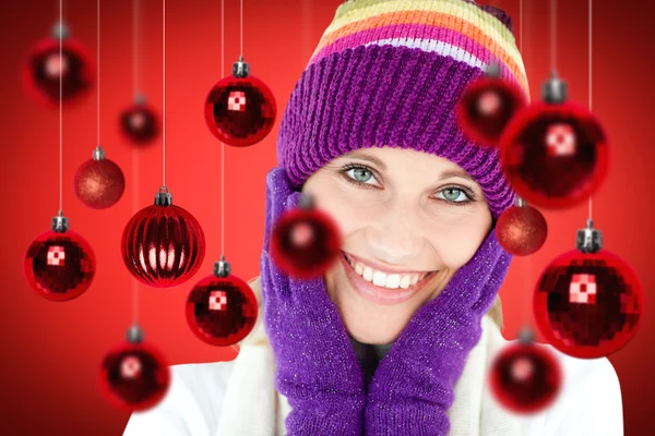 Rayonnante jeune femme avec casquette et gants — Photo