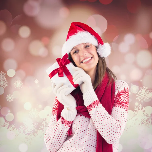 Donna che indossa il cappello da Babbo Natale con regalo — Foto Stock