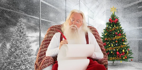 Vater schreibt Weihnachtsliste mit Federkiel — Stockfoto