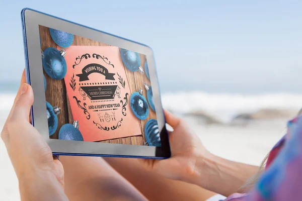 Mujer sentada en la playa usando tableta pc —  Fotos de Stock