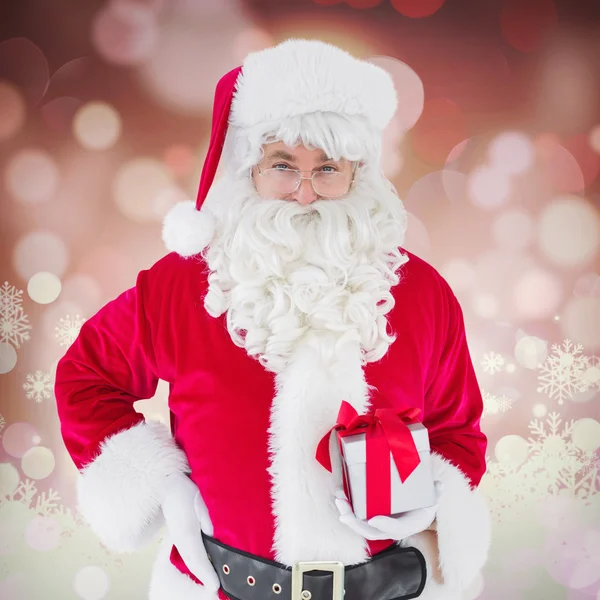 Счастливый Санта-Клаус с подарком — стоковое фото