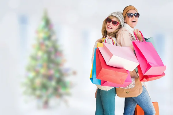 Mulheres bonitas segurando sacos de compras — Fotografia de Stock