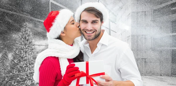 Jeune couple festif tenant cadeau — Photo