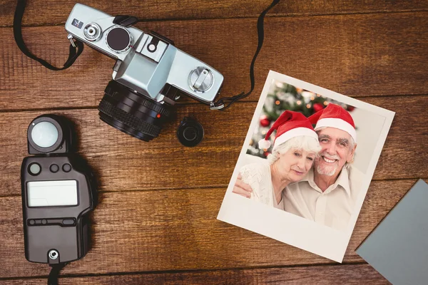 Pareja feliz en el sofá en Navidad —  Fotos de Stock