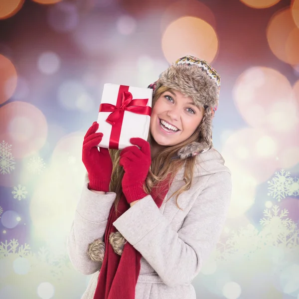 Frau in Winterkleidung mit Geschenk — Stockfoto