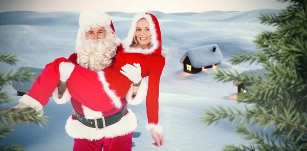 Papai Noel e Sra. Claus sorrindo para a câmera — Fotografia de Stock