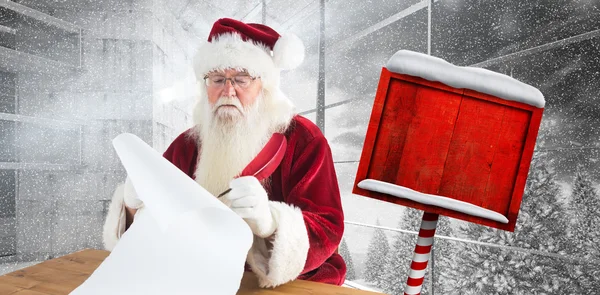 Babbo Natale scrive qualcosa con una piuma — Foto Stock