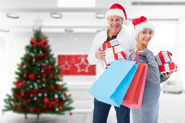 Koppel met shopping tassen en geschenken — Stockfoto