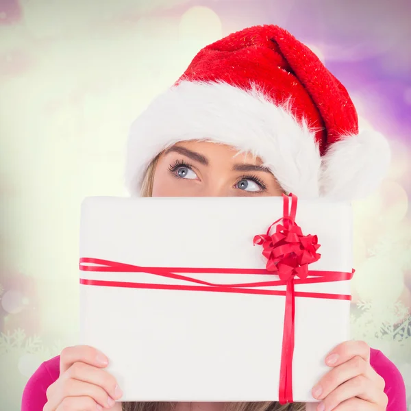 Feestelijke blonde houden de gift van Kerstmis — Stockfoto