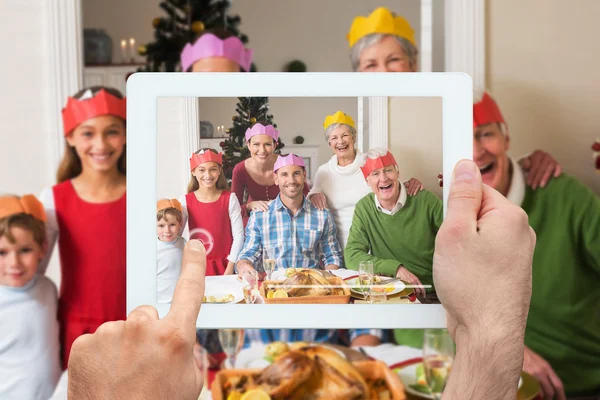 幸せな家族のクリスマス ディナーに — ストック写真